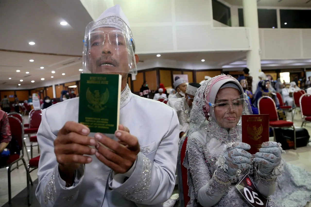 Wali Kota Eri Jadi Saksi Nikah Massal 105 Pasangan, Tertua Umur 68 Tahun