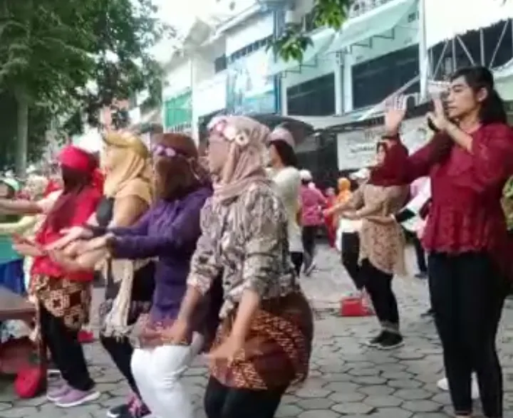 Peringati Hari Ibu, Ratusan Perempuan di Surabaya Senam Pakai Kebaya