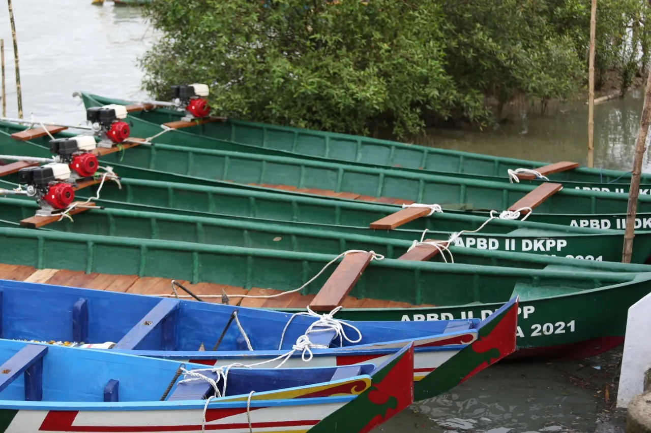 Pemkot Surabaya Serahkan Bantuan 4 Unit Perahu Kepada Nelayan Romokalisari