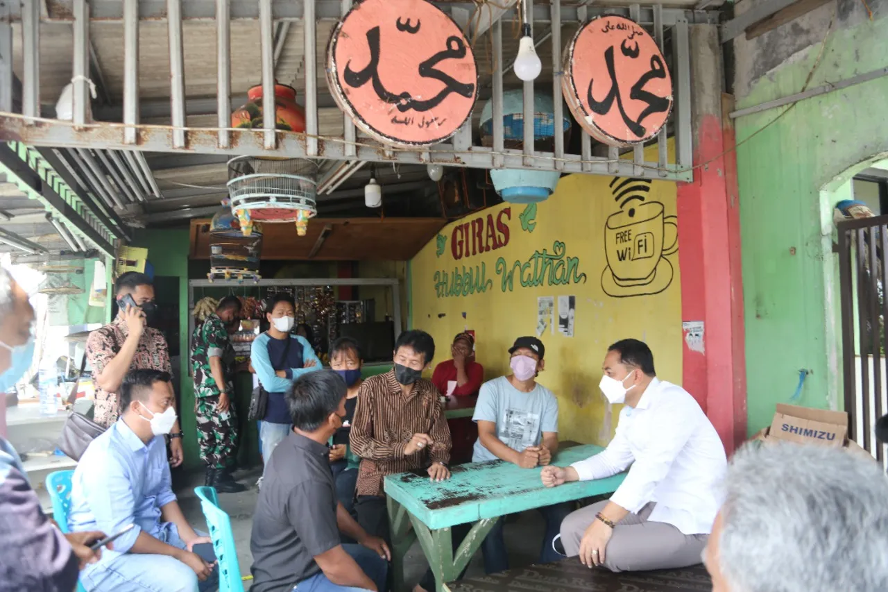 Cangkruk Bareng Nelayan Nambangan, Wali Kota Eri Disambati Soal Subsidi Solar Hingga Bantuan Perahu