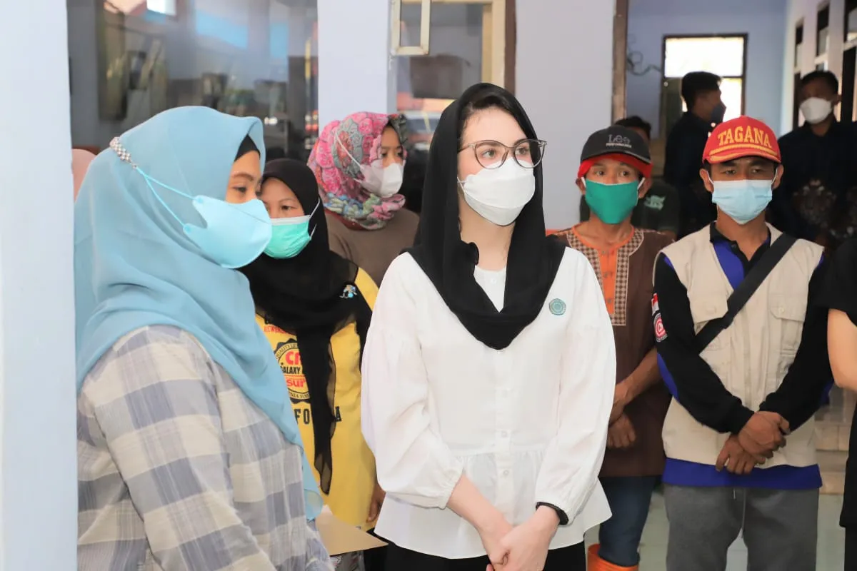 Arumi Beri Bantuan Bahan Lauk untuk Pengungsi Erupsi Semeru