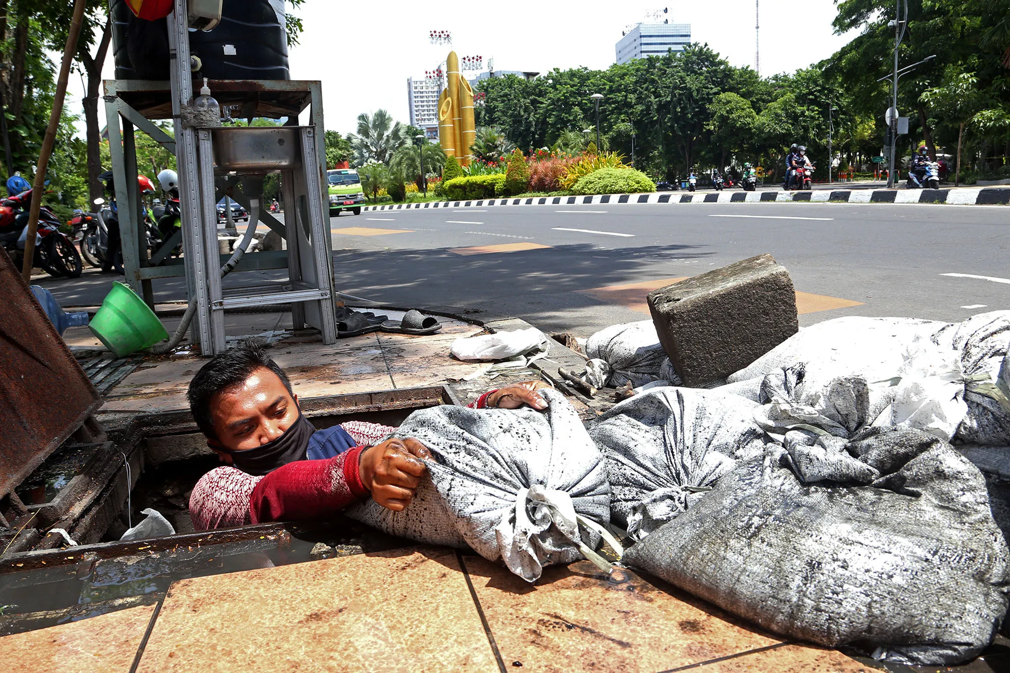 Atasi Banjir Tengah Kota Surabaya, Anak Buah Wali Kota Eri Lakukan Ini