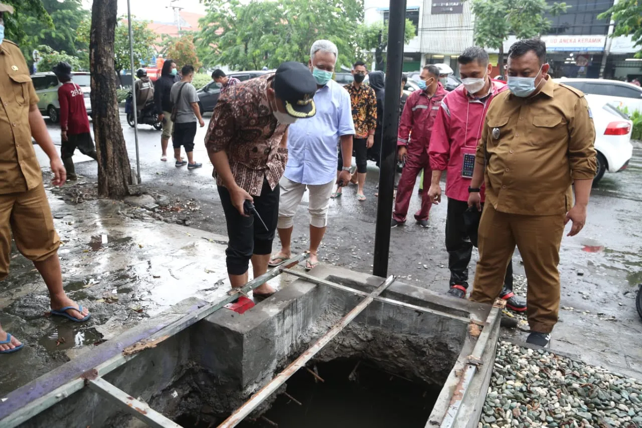 Pakai Sandal Jepit, Wali Kota Eri Cek Genangan di Ngagel