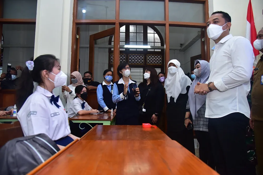 Hari Pertama PTM 100 Persen, Siswa di Surabaya Antusias Ke Sekolah