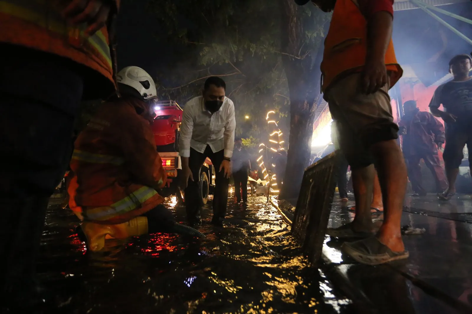 Basah Kuyup, Wali Kota Eri Turun Cek Genangan di Sejumlah Titik Surabaya