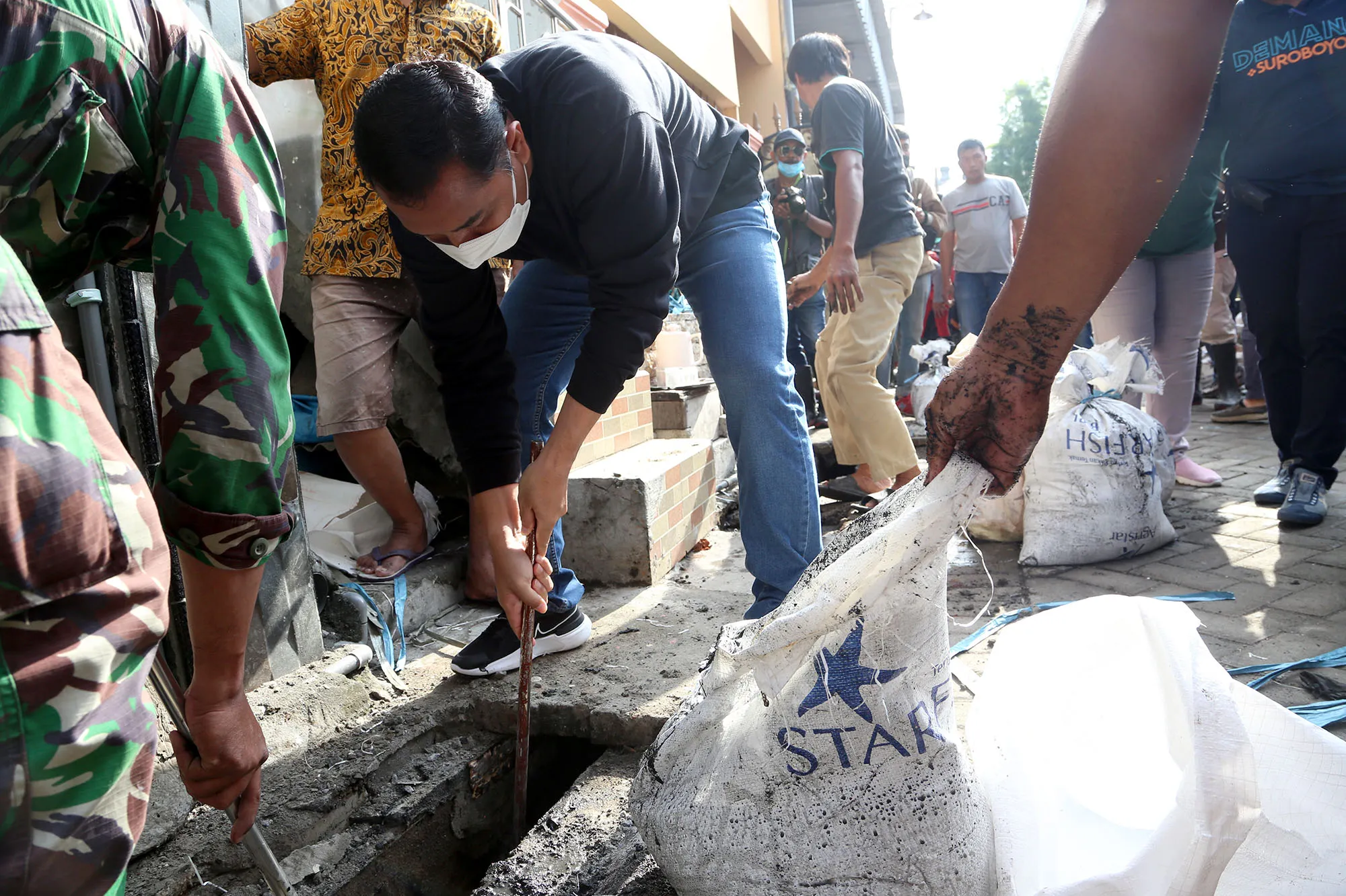 Bersama Warga, Wali Kota Eri Gotong Royong Bersihkan Saluran dari Sampah