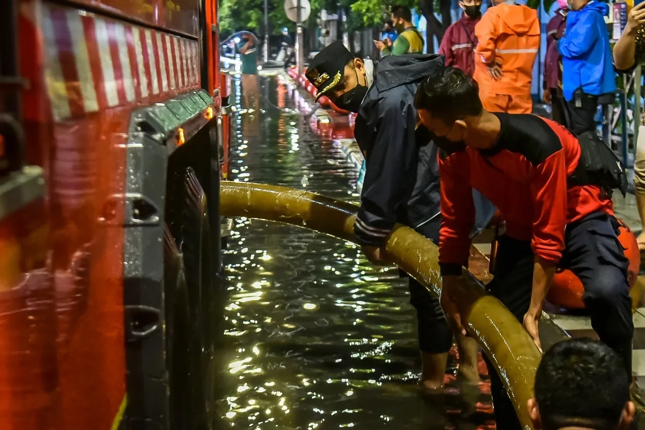 Ini Langkah Taktis Wali Kota Eri Atasi Genangan di Jalan Semarang Surabaya