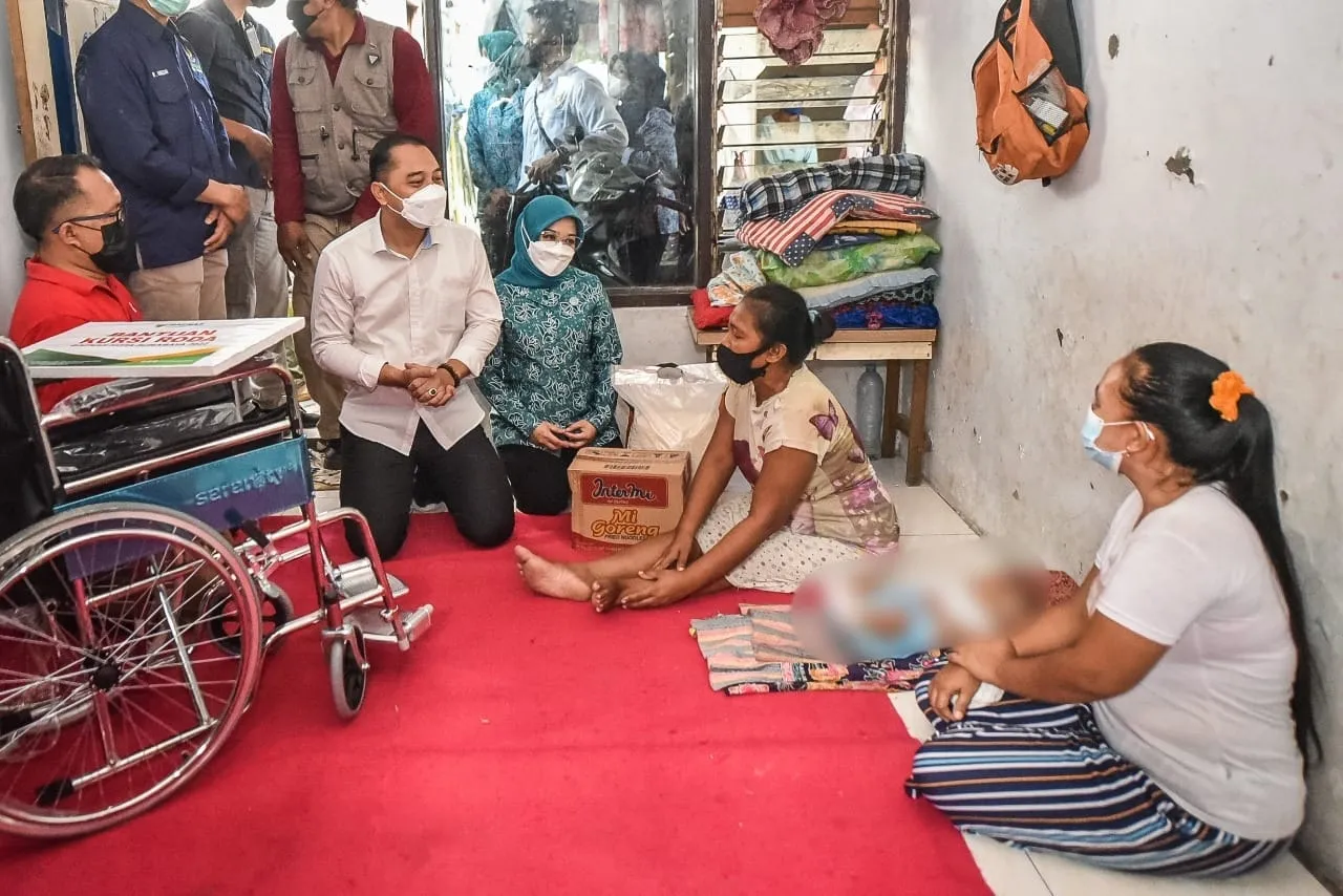 Bersama Baznas Surabaya, Wali Kota Eri Blusukan Bagikan 100 Kursi Roda untuk Penyandang Disabilitas