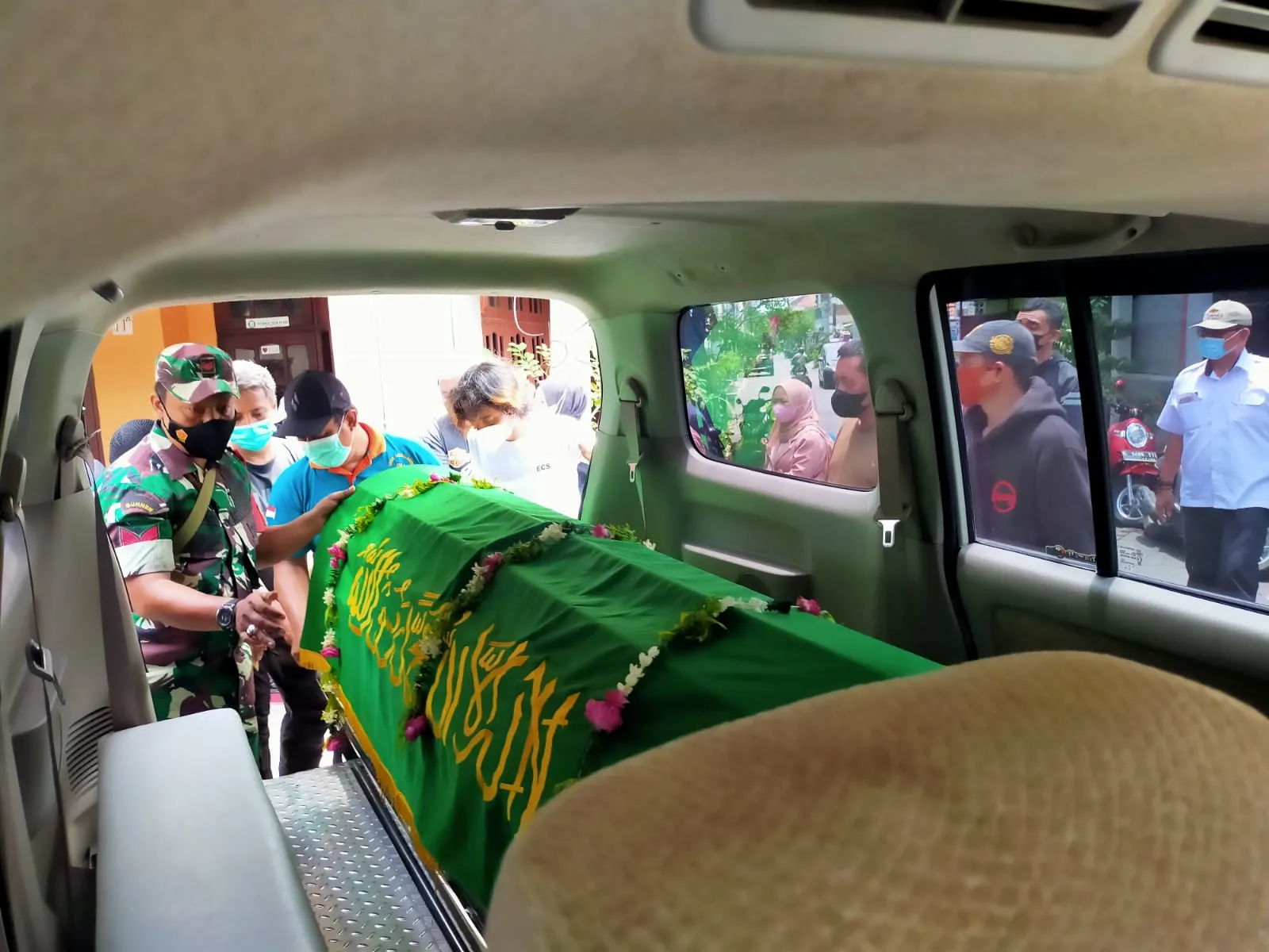 Istri Wali Kota Surabaya Bersimpuh Disamping Jenazah Idhom Afi