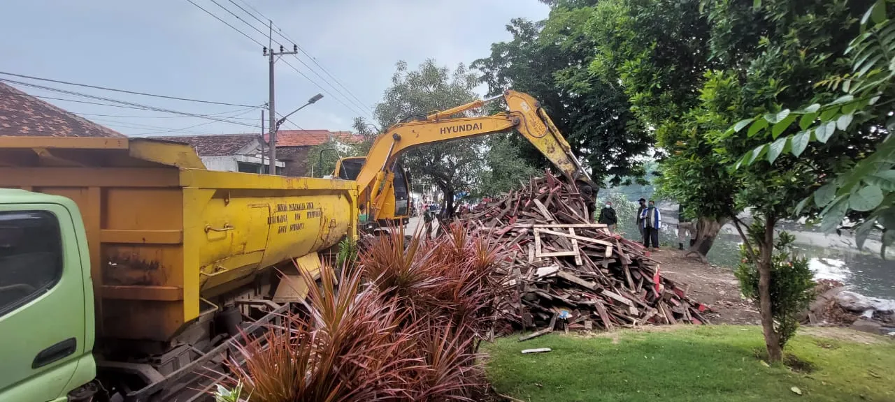 Satpol PP Tertibkan Bangli di Bantaran Kali Tebu Surabaya, Ini Alasannya