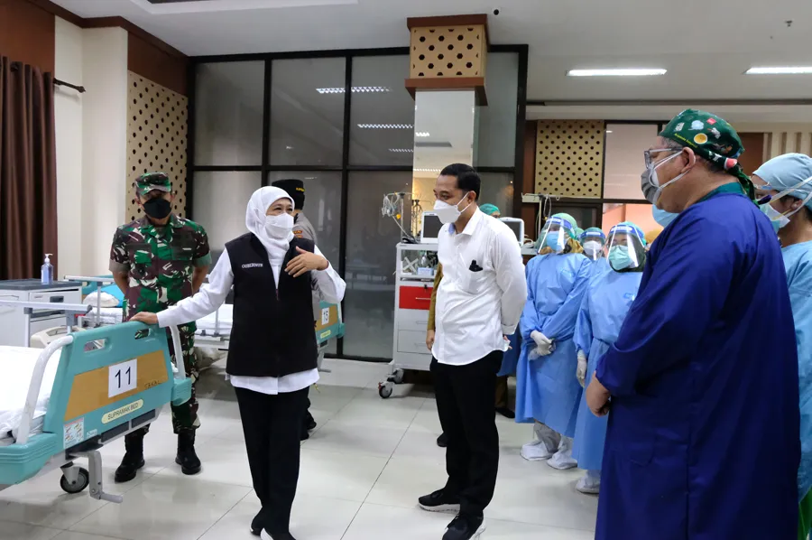 Tinjau Isoter RS Lapangan Tembak, Gubernur Khofifah Apresiasi Kinerja Pemkot Surabaya