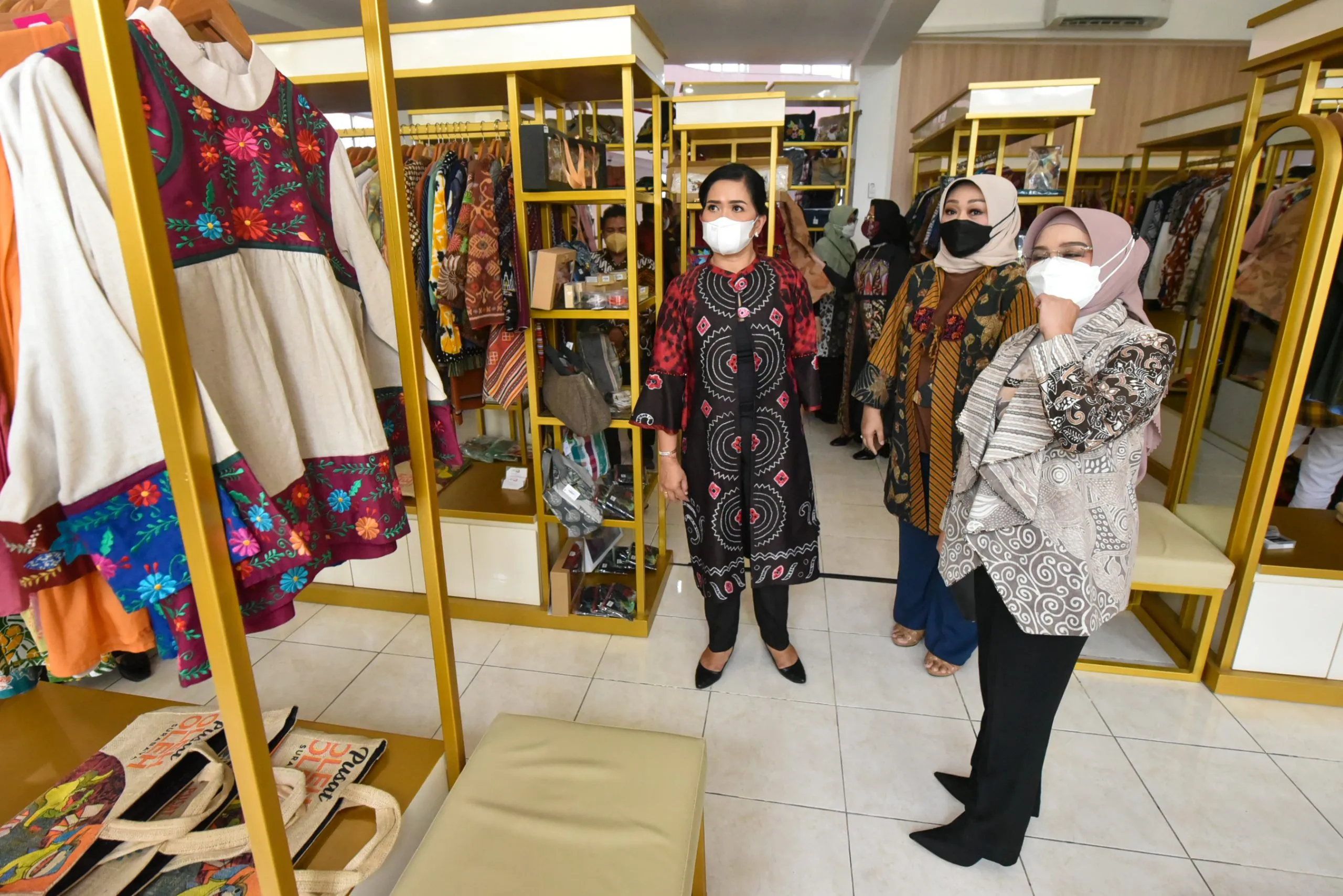 Produk UMKM Berkelas Kota Pahlawan Hadir di Surabaya Kriya Gallery