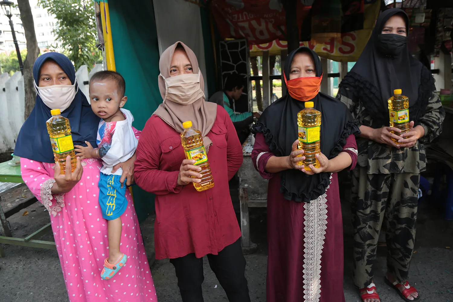 Satpol PP dan Satlinmas Surabaya Bagikan 2.550 Liter Migor Gratis kepada Warga