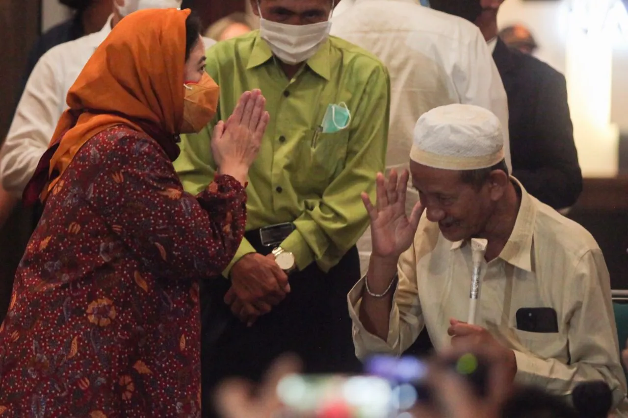 Puan Maharani Sowan Kiai Sepuh di PWNU Jatim