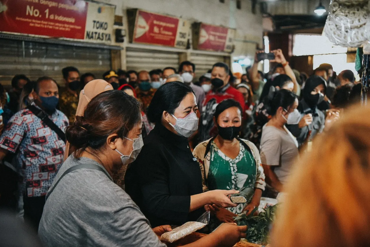 Kunjungi Pasar Tambahrejo, Puan Maharani Ikut Bantu Jualkan Tempe Milik Pedagang