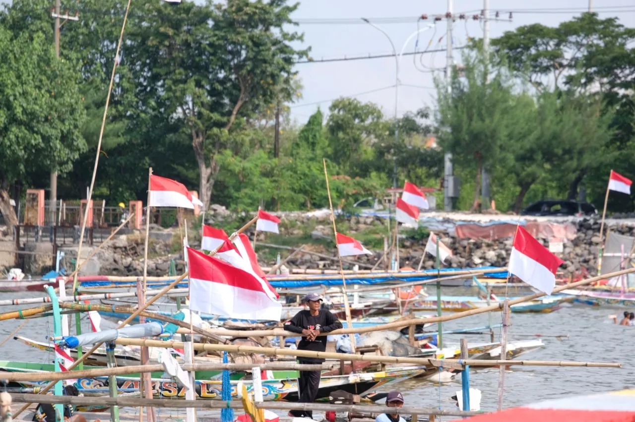 Tinjau Kampung Nelayan Bulak Surabaya, Jokowi Janji Akan Kirim Bantuan Ini