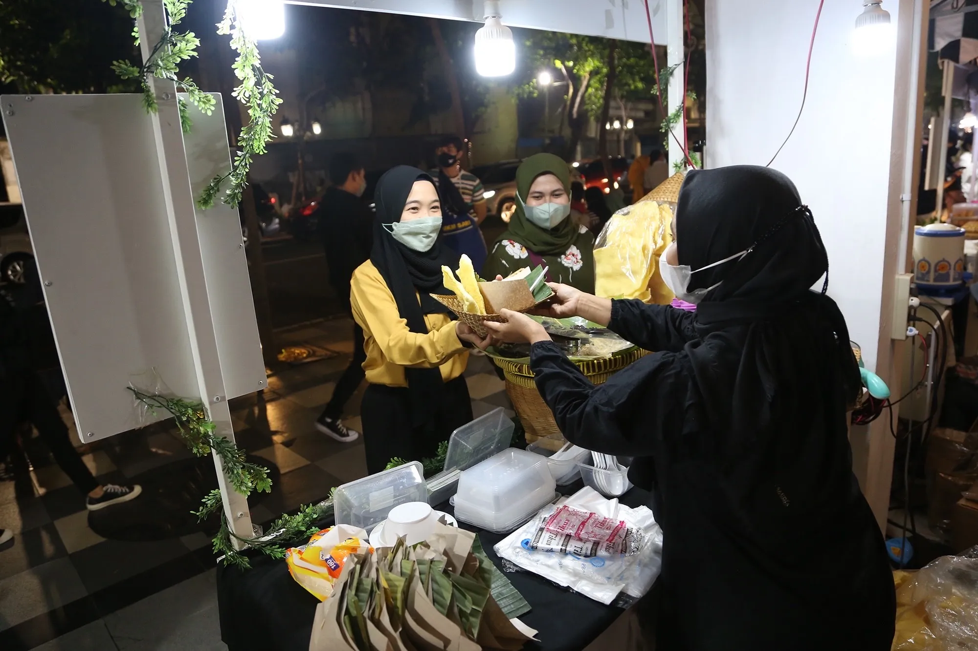 Warga Surabaya Tumplek Blek di CFD “Ngabuburit” Taman Bungkul 