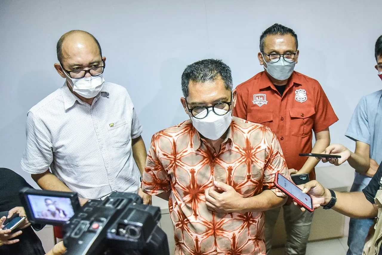 Cegah Tawuran, Satpol PP Surabaya Bagi-Bagi Makan Sahur Gratis