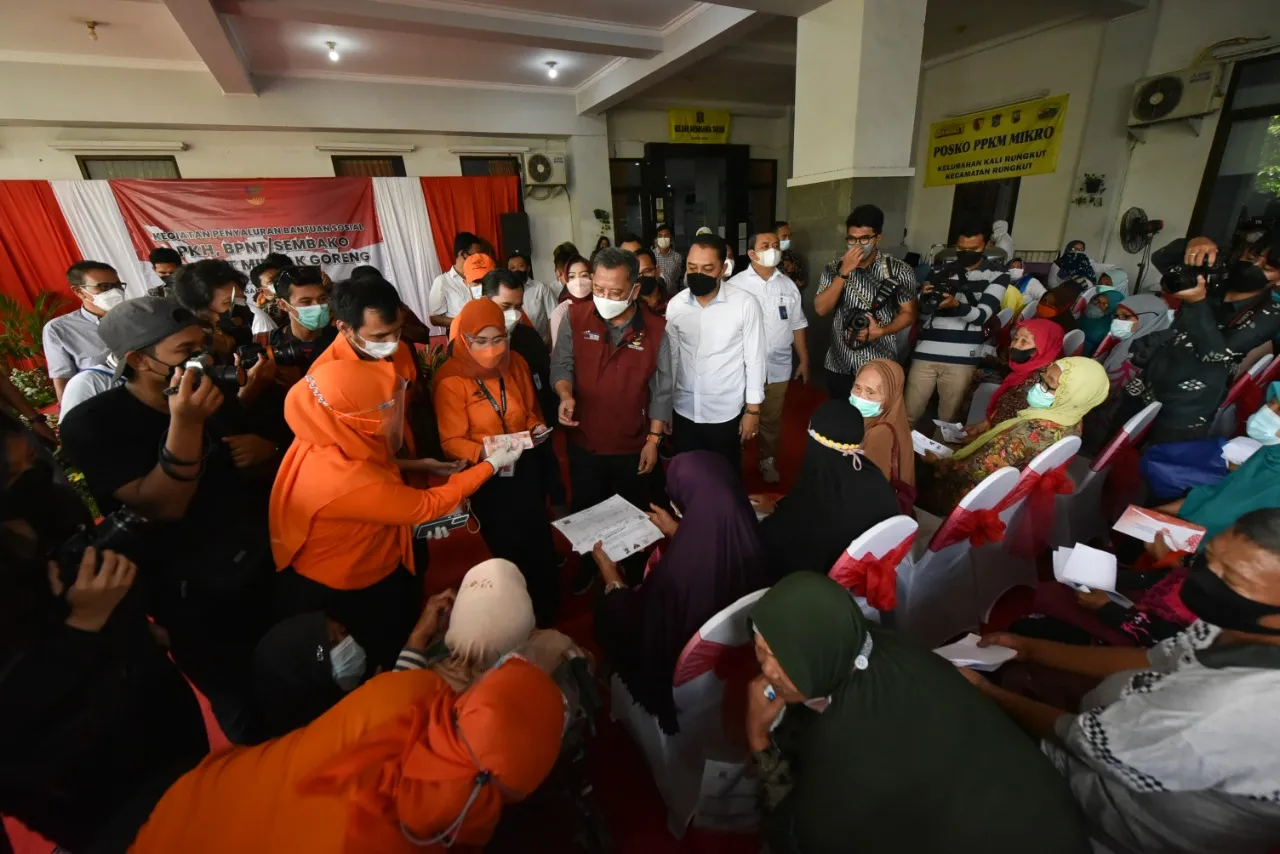Ini Pesan Wali Kota Eri Kepada 48.267 Ribu Warga Penerima BLT Minyak Goreng
