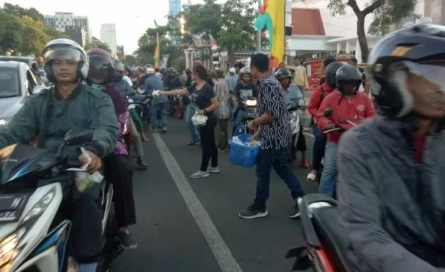 Selama Ramadhan, Warga Surabaya Boleh Berbagi Takjil
