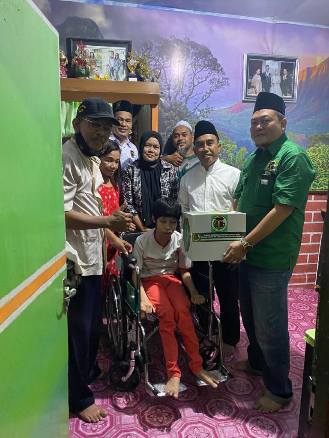 Ketua Dewan Pengurus Cabang (DPC) PPP Kota Surabaya, Ali Machfud bagikan kursi roda kepada warga MBR di Banyuurip Kidul, Rabu (27/04/2022).