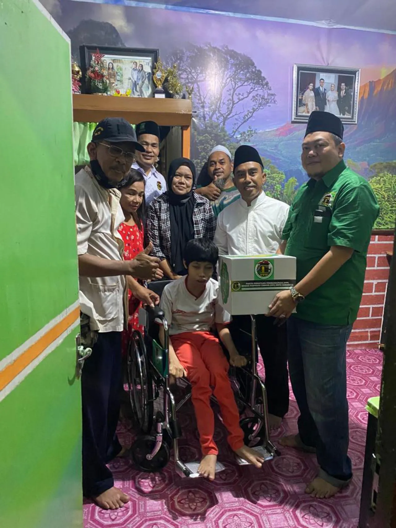 H-5 Lebaran, DPC PPP Surabaya Bagikan Kursi Roda Kepada Warga MBR di Surabaya