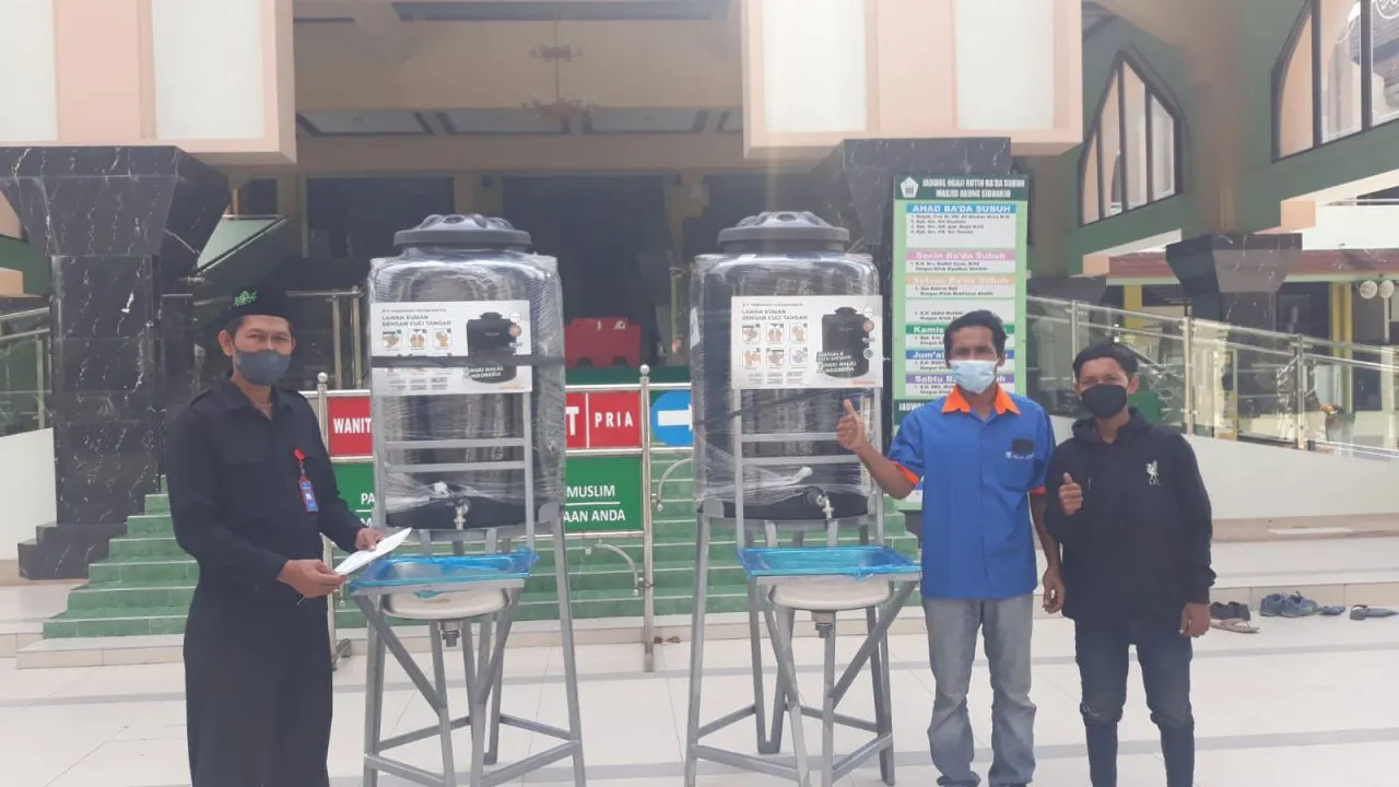 Bagikan Gratis Ratusan Unit Tandon Air Ke 100 Masjid di Jatim
