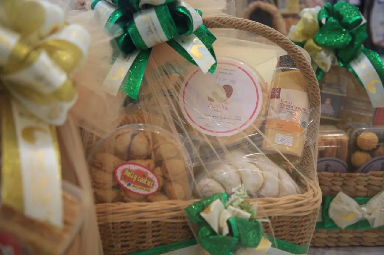 Tips Aman Membeli Hampers Lebaran Ala Rini Istri Wali Kota Eri