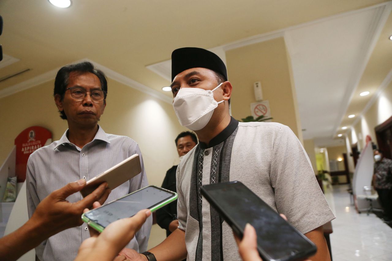 Foto: Wali Kota Eri Didampingi Ketua DPRD Kota Surabaya, Adi Sutarwidjono memberi pernyataan terkait ASN Dilarang pakai mobil Dinas saat Mudik