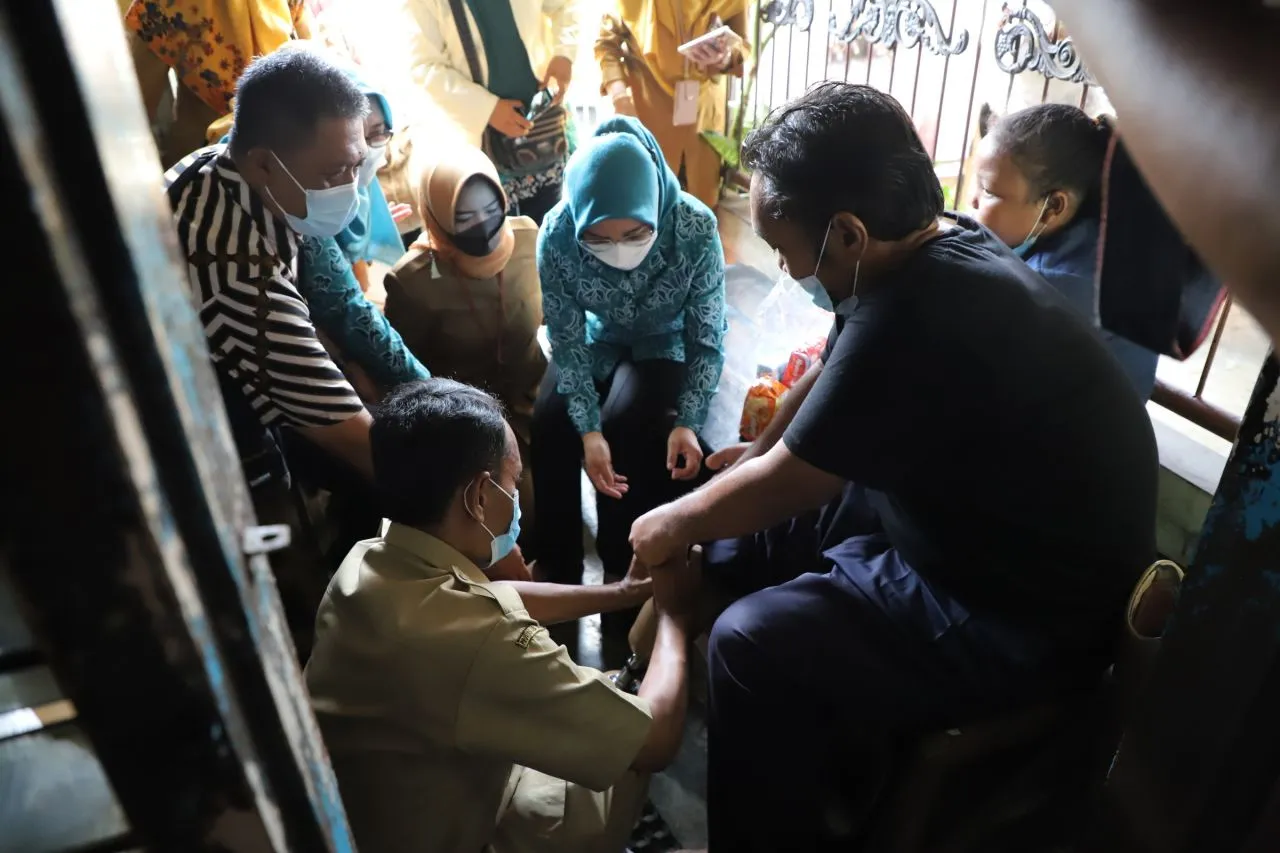 Pemkot Surabaya Salurkan Kaki Palsu hingga Modal Usaha