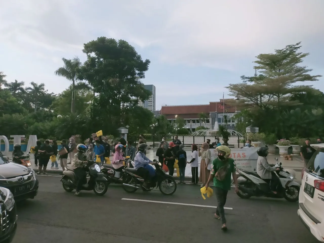Peringati Hari Bumi, POTAS Bagikan Takjil Gratis Gunakan Kantong Ramah Lingkungan