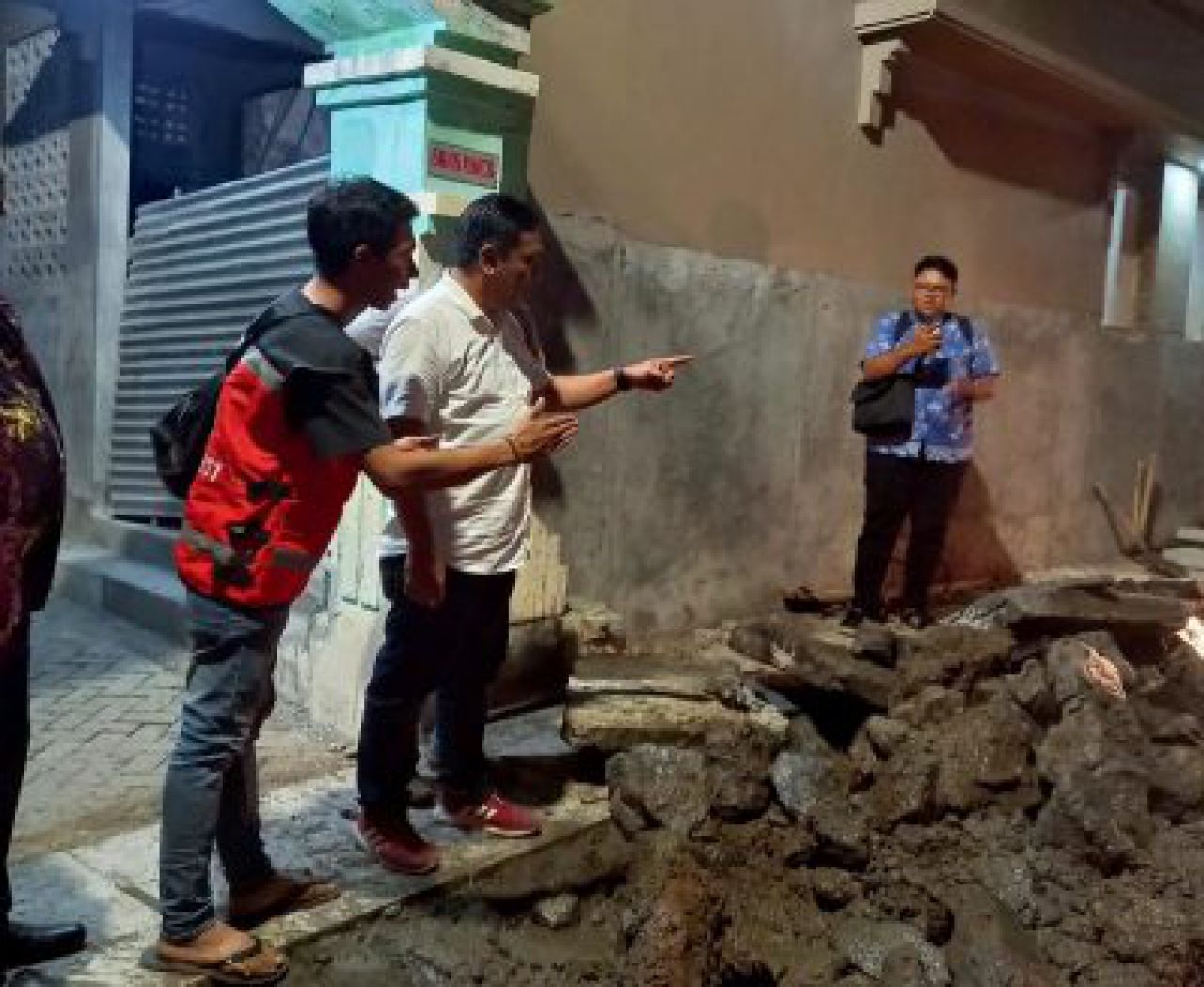 Foto : Wakil Ketua Komisi B DPRD Kota Surabaya, Anas Karno saat meninjau Lokasi Proyek yang Hantam Pipa PDAM di Jalan Panjang Jiwo Surabaya, Senin (16/5/2022) lalu