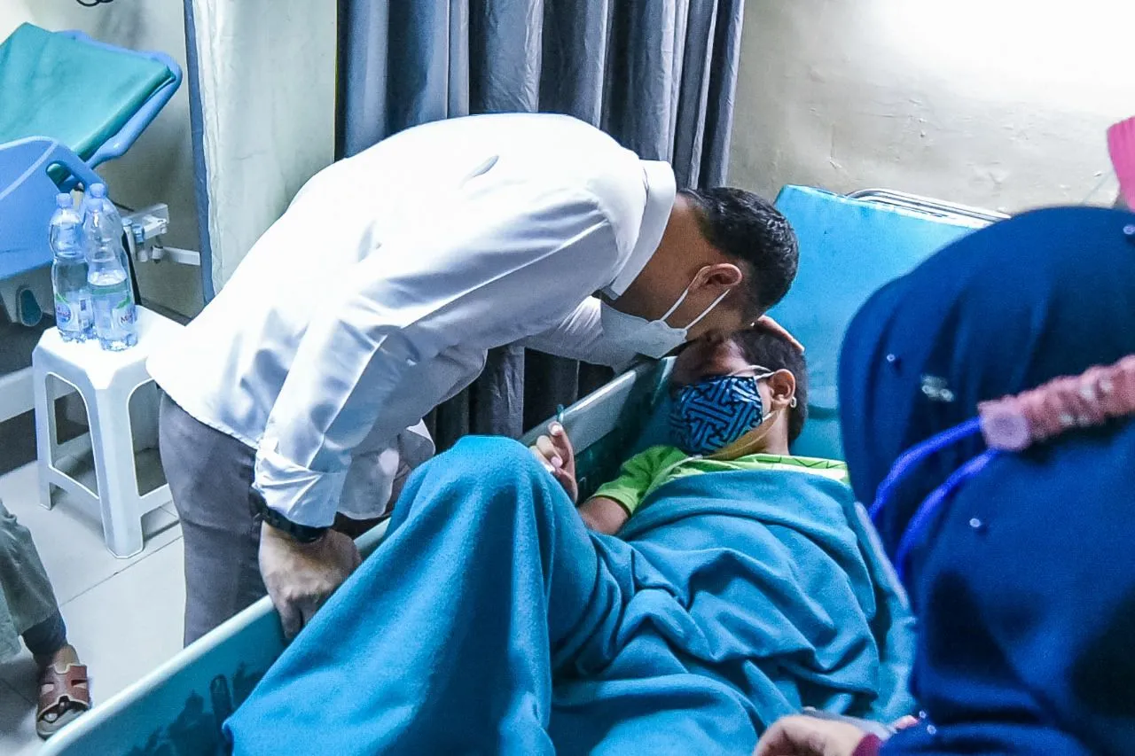 Wali Kota Eri Jenguk Korban Seluncuran Kolam Renang KenPark Surabaya