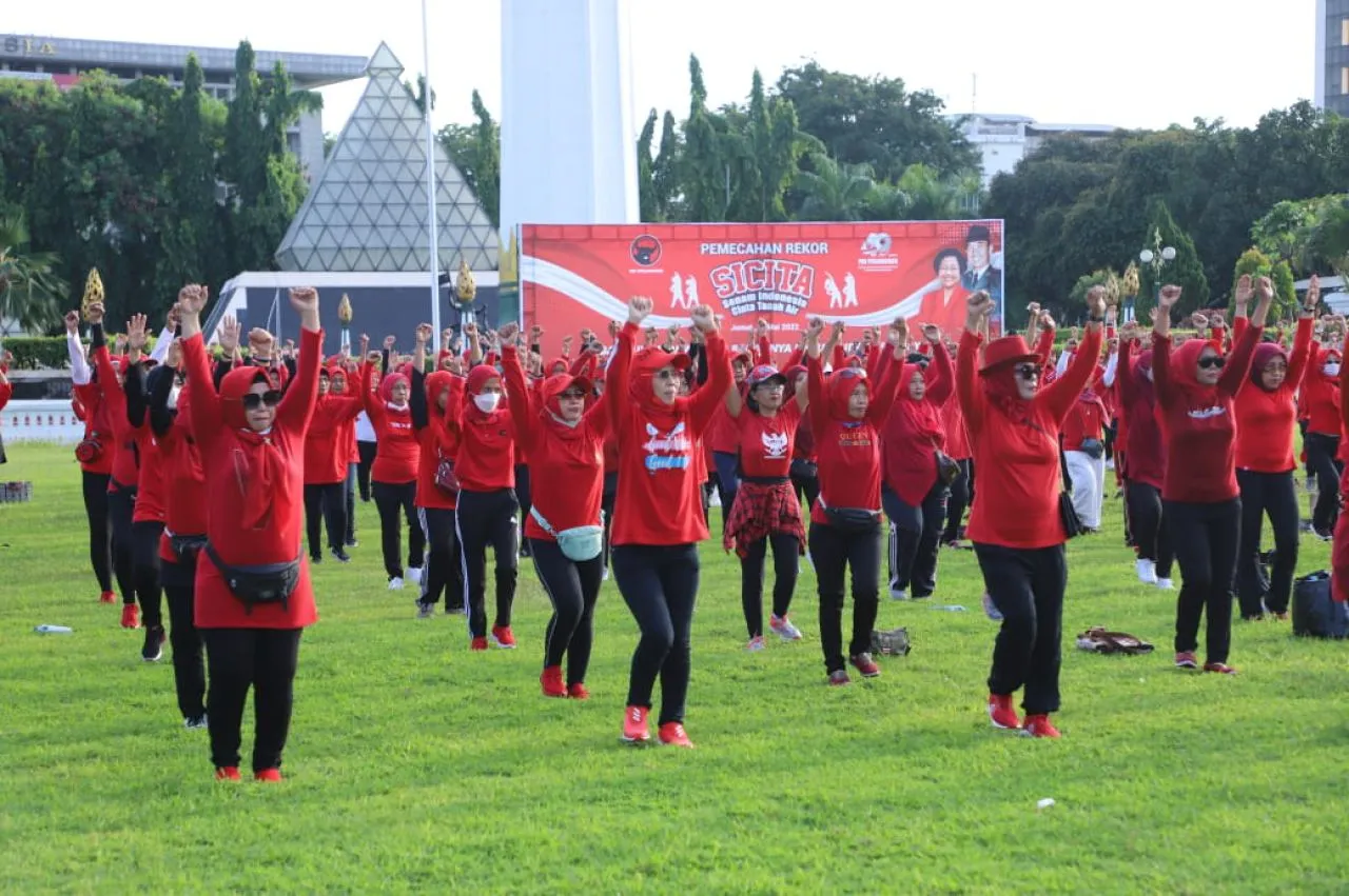 PDIP Jatim Kerahkan Ratusan Kader Banteng Senam Sicita di Tugu Pahlawan