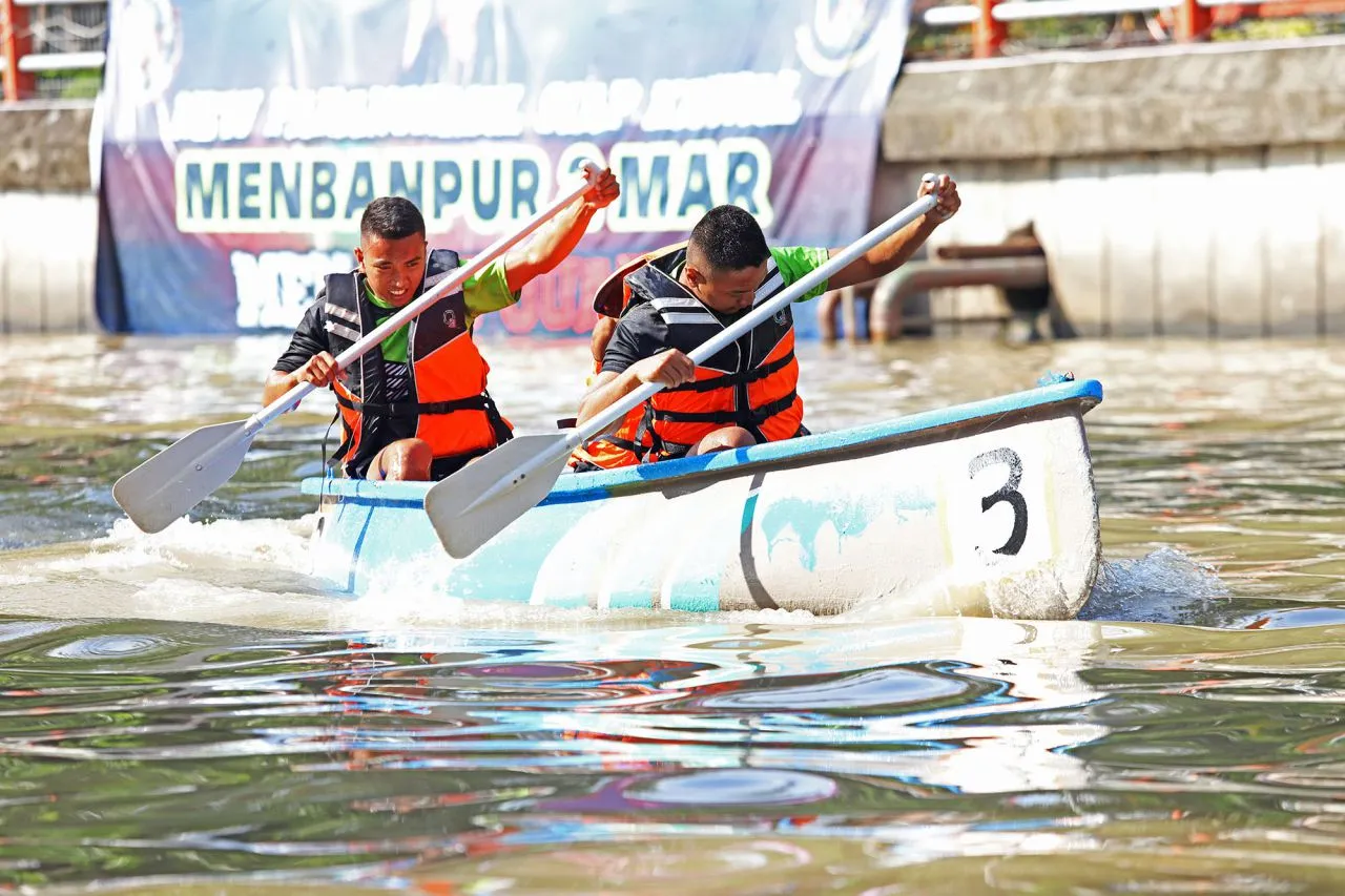 62 Tim Dayung Bertarung Perebutkan Piala Wali Kota di Sungai Kalimas Surabaya