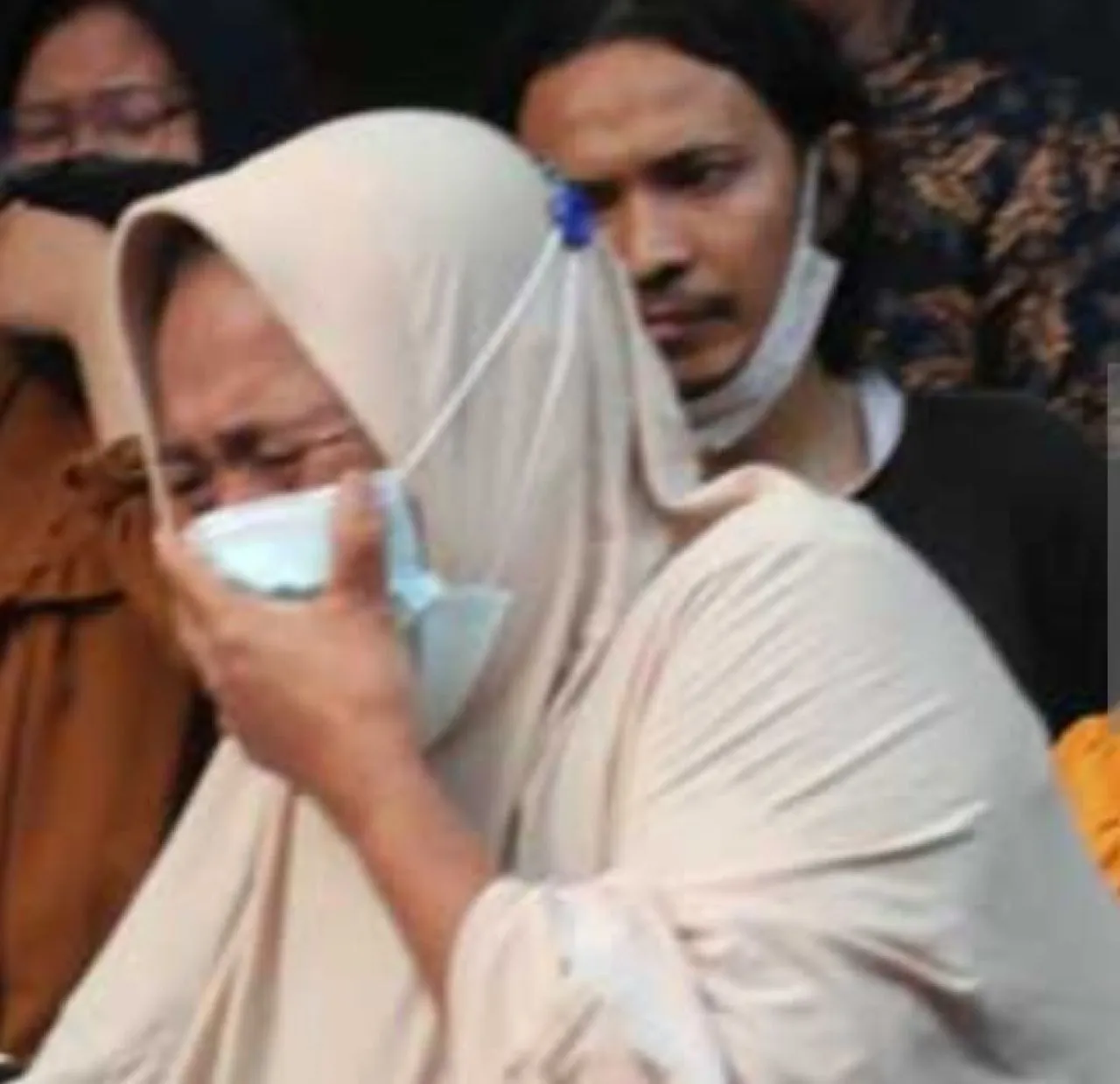 Sang Ibu Menangis: Mboten Kuat Kulo Gusti. Salah Nopo Keluarga Kulo Niki