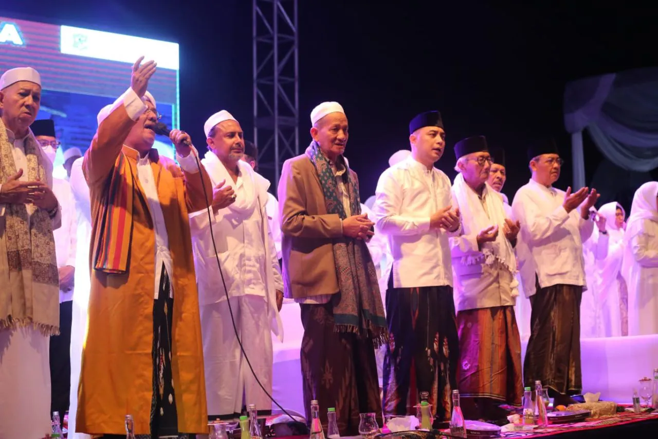 Ribuan Warga Surabaya Hadiri Istighosah Bersama di Tugu Pahlawan