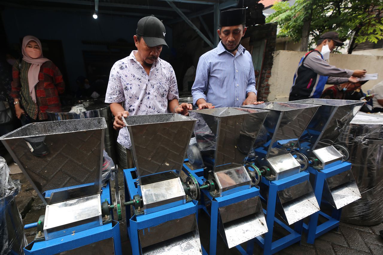 Dapat Bantuan 15 Tungku dari Pemkot, Markuat: Lebih Hemat Waktu Produksi