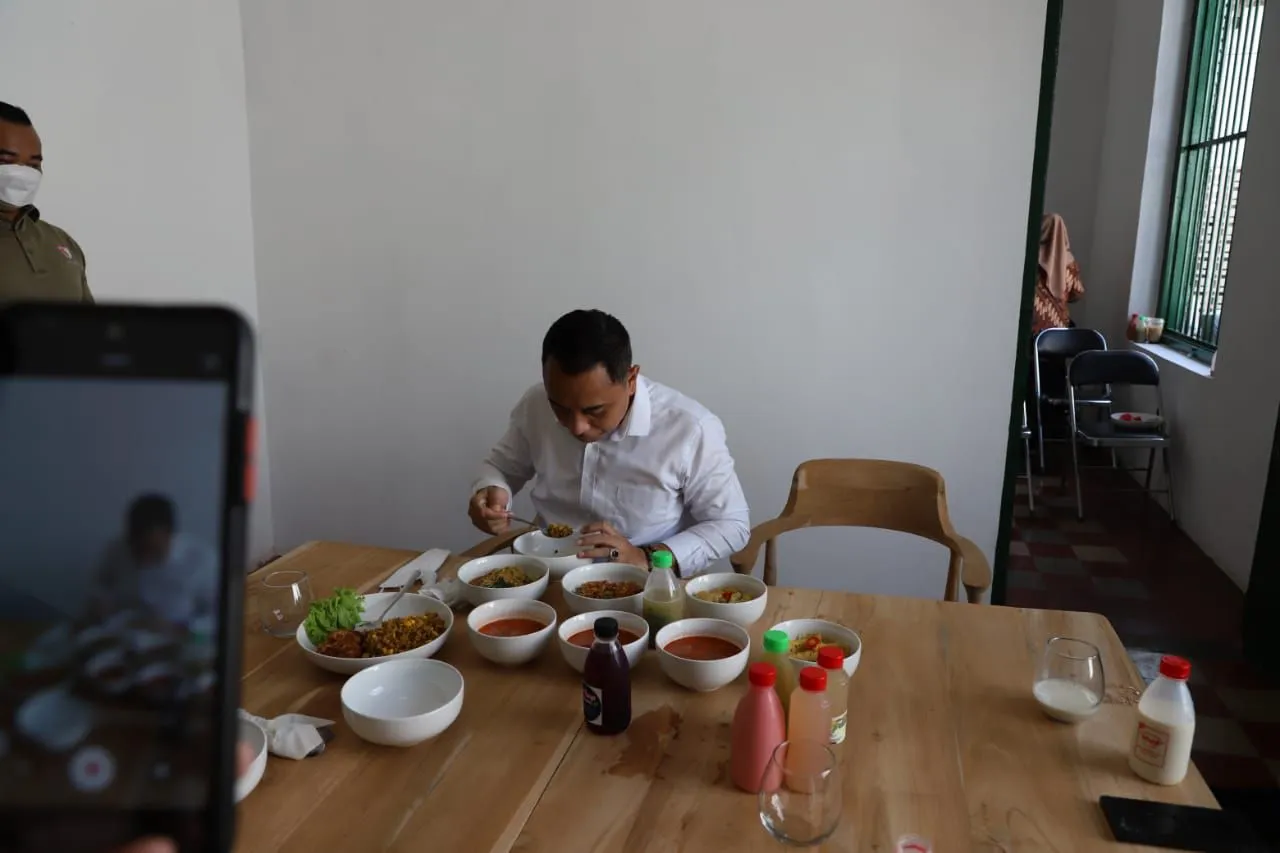 Wali Kota Eri Makan Nasi Goreng Rempah Bikinan MBR