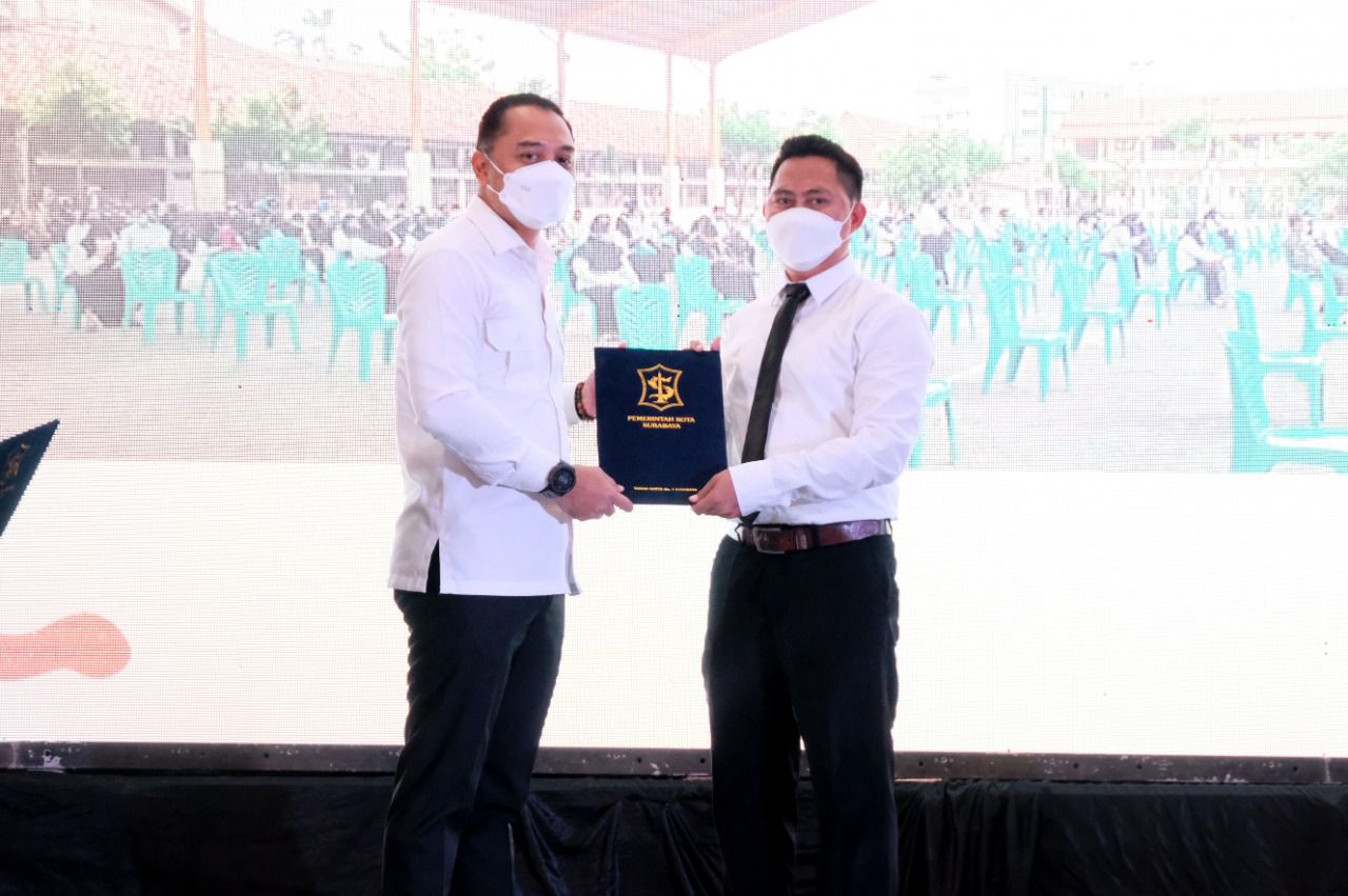 Sah, Wali Kota Eri Cahyadi Serahkan SK PPPK 470 Guru SD dan SMP se-Surabaya