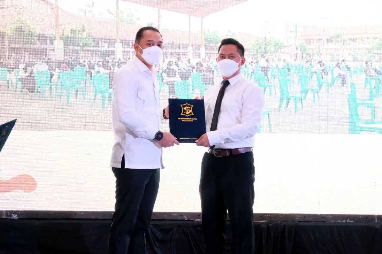 Sah, Wali Kota Eri Cahyadi Serahkan SK PPPK 470 Guru SD dan SMP se-Surabaya