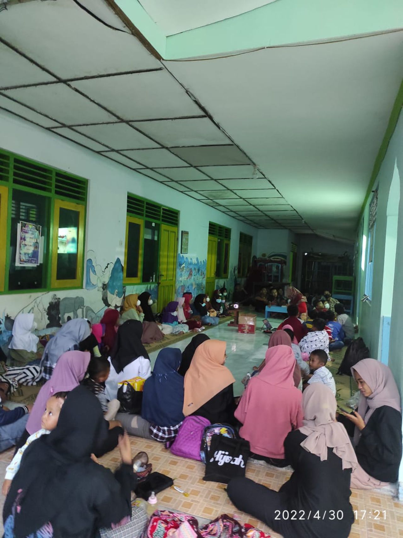 Foto : Tim Penyuluh UPN Jatim ketika mengadakan penyuluhan di SD dan SMP Al Husna, akhir pekan lalu