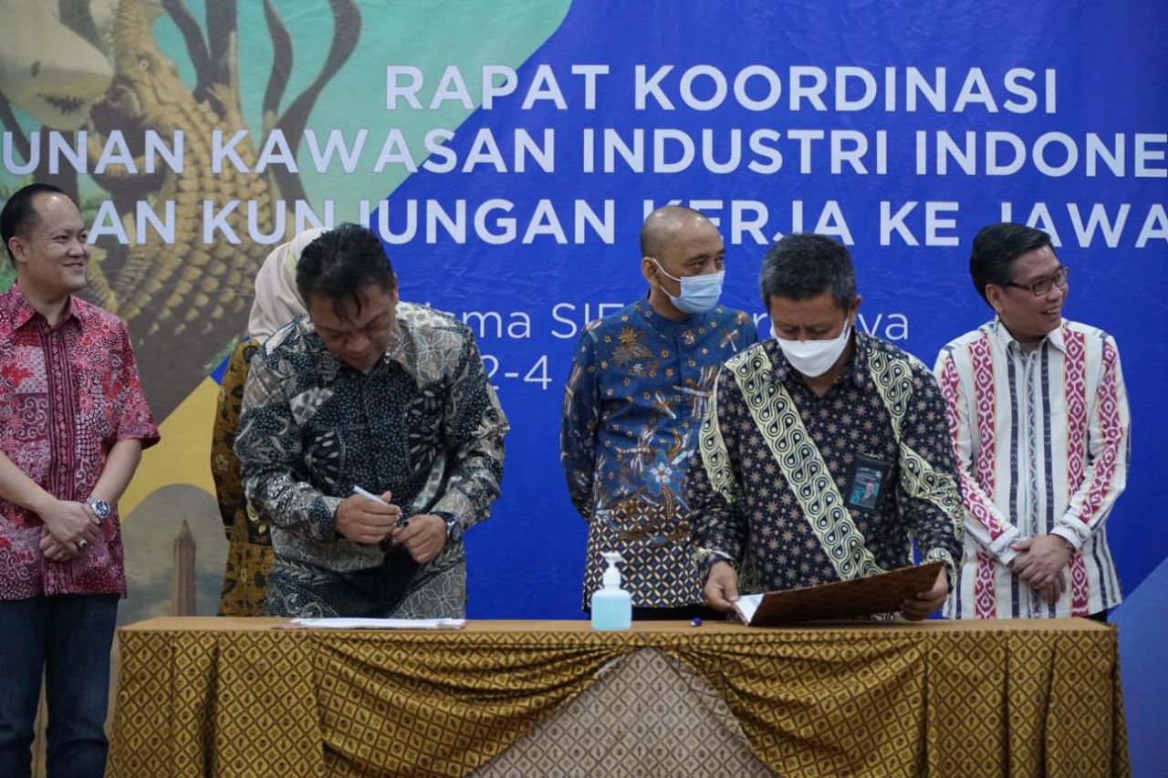 Foto: Penandatanganan MoU (memorandum of understanding) pengembangan SPKLU (Stasiun Pengisian Kendaraan Listrik Umum), antara PT SIER dengan PT Optima Integra Tehnika, Kamis (2/6/2022)