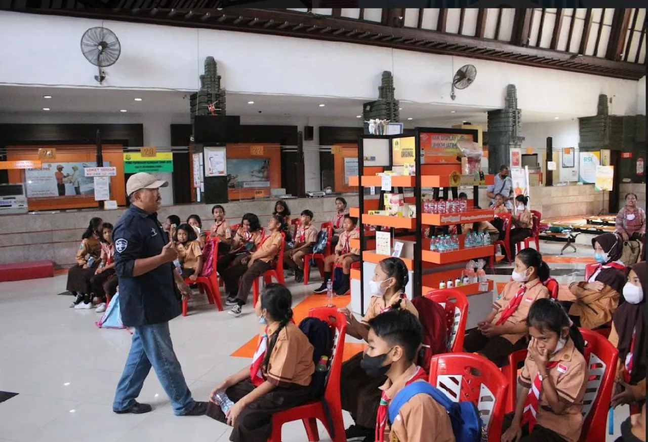 Siswa SD Lihat Tempat Sekolah HBS “Putera Sang Fajar” di Surabaya
