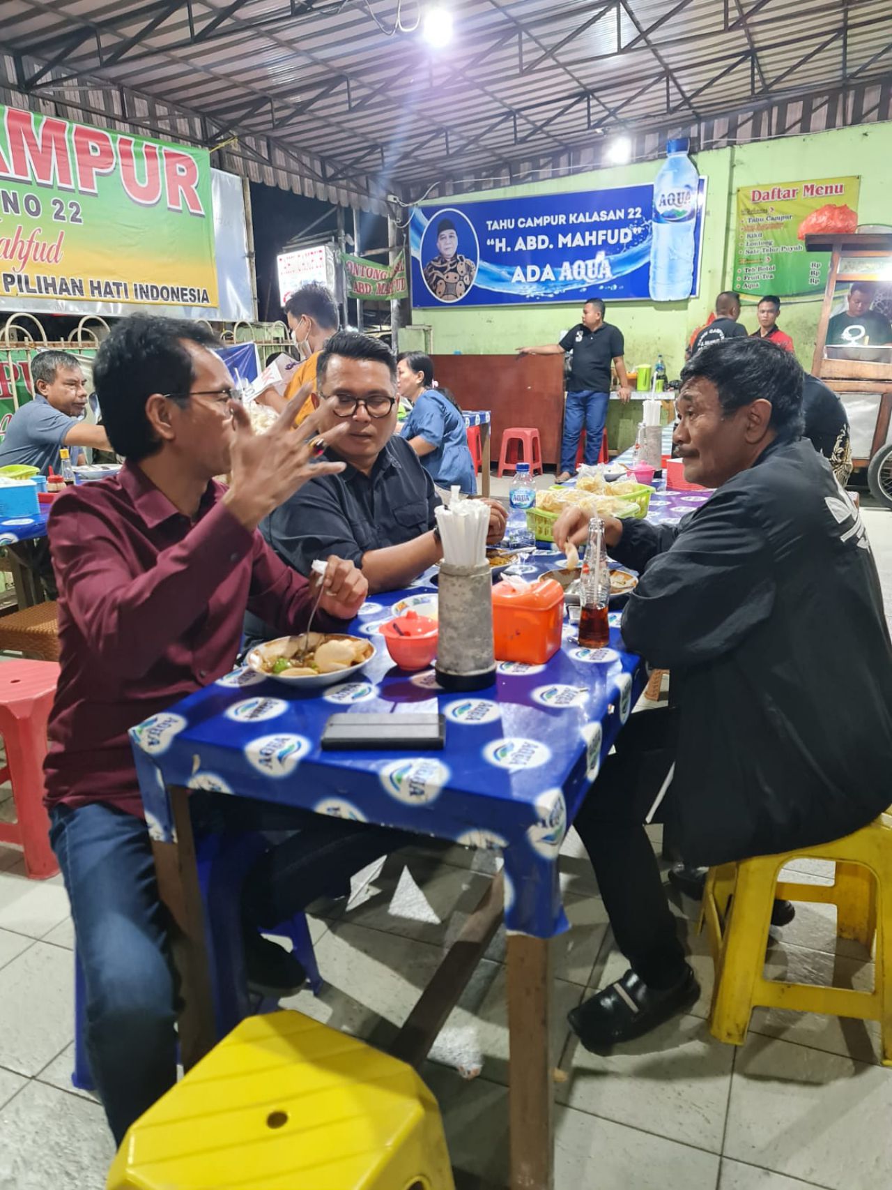 Foto : Ketua DPP PDI Perjuangan Djarot Syaiful Hidayat, mantan Gubernur DKI Jakarta, menikmati kuliner tahu campur di Jalan Kalasan bersama Ketua DPRD Surabaya Adi Sutarwijono dan Direktur Operasional PT SIER Didik Prasetyono.