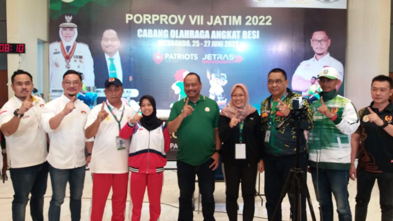 Foto: Nabil membuka pertandingan cabor angkat besi porprov VII/2022 di aula SMPN I Situbondo, Minggu. Foto: Lifter asal Pacitan, Luluk Diana foto bersama Nabil dan pengurus PABSSI Jatim