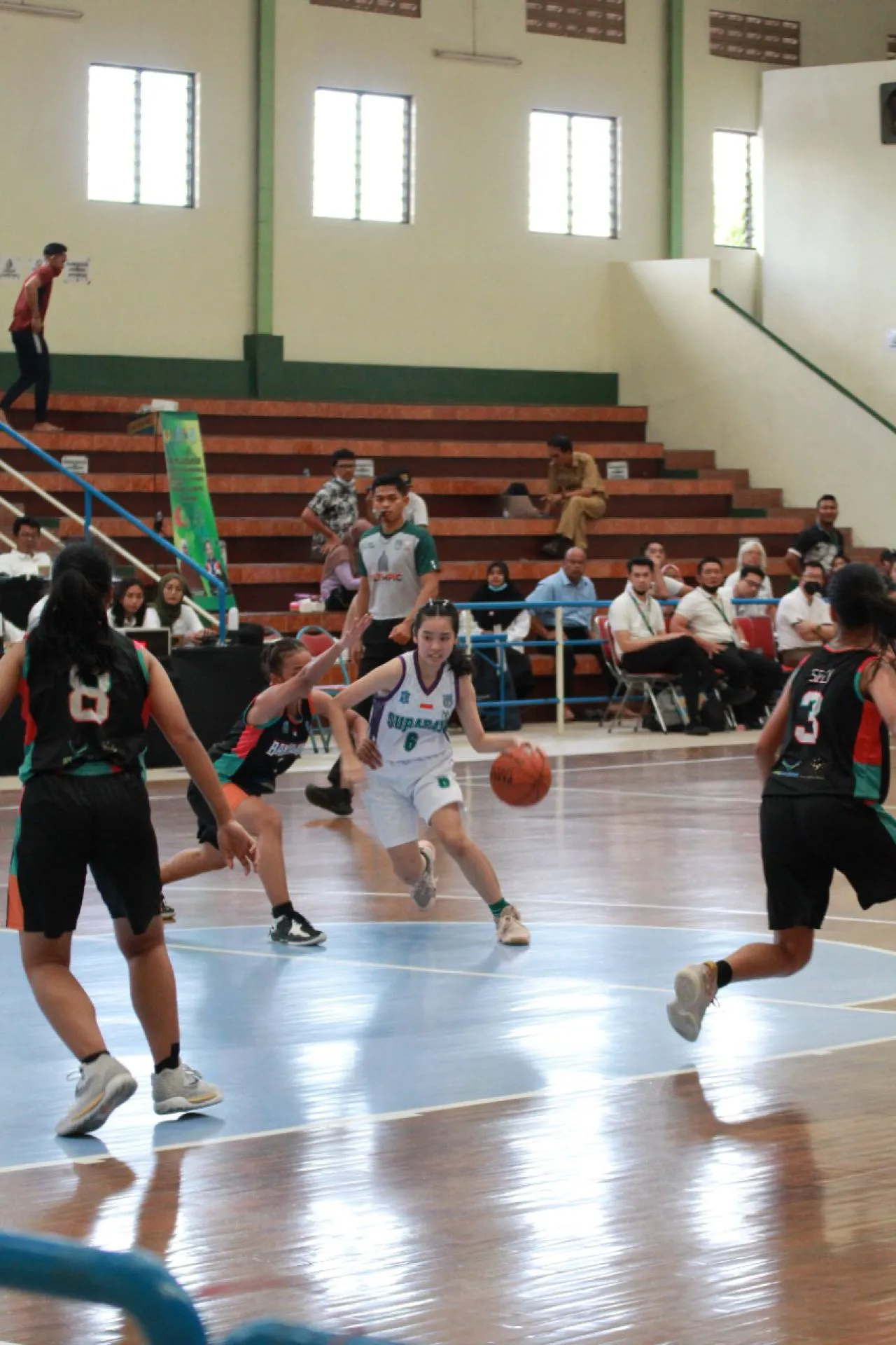 Tim Basket Putri Surabaya Menang Atas Banyuwangi