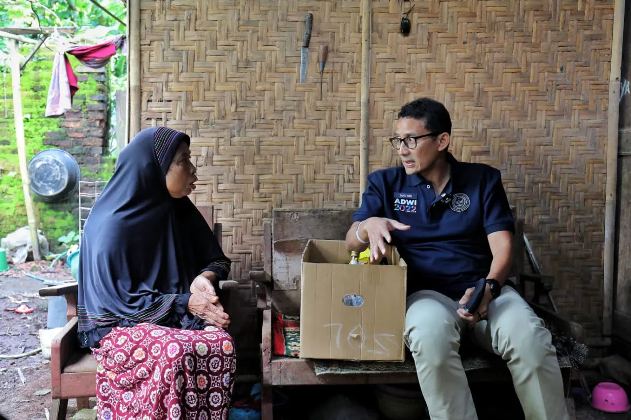 Sandiaga Uno Beri Bantuan Pengobatan Nenek Painah dari Penyakit Asma Akut