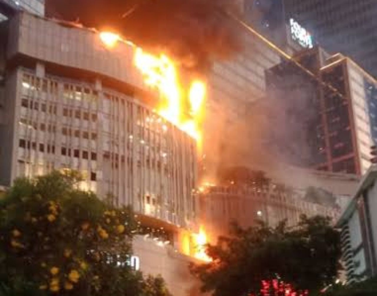 Foto: Saat Tunjungan Plaza Kebakaran pada Bulan April Lalu