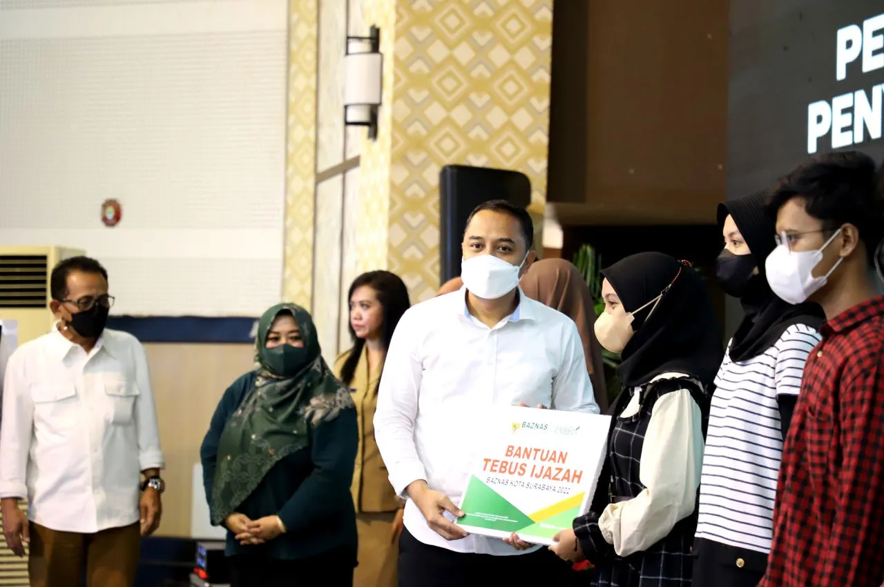 Eri Cahyadi-Baznas Tebus Ijazah Pelajar SMA Sederajat Senilai Rp1,7 Miliar